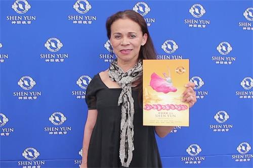 '图7:露娜(Olga?Rodríguez?Luna)观看了神韵艺术团五月五日下午在墨西哥城国家礼堂的演出。'