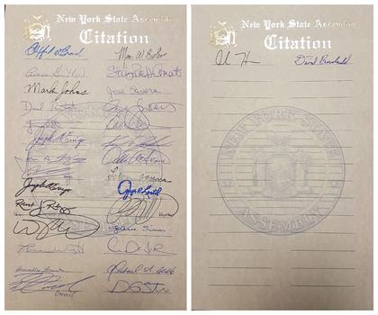 '图2~3:有纽约州五十六位议员联署的恭贺?“第十九届世界法轮大法日”的褒奖状。'