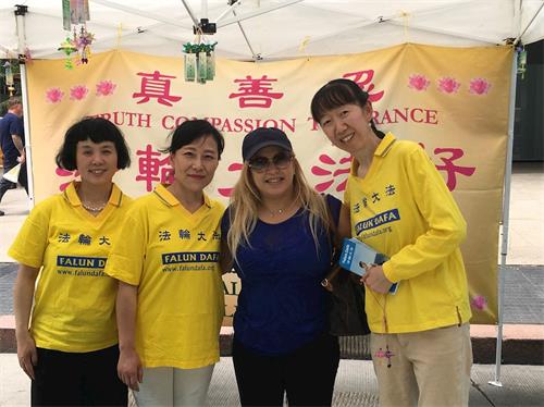 '图2:安娜(Ana)女士和法轮功学员合影留念'