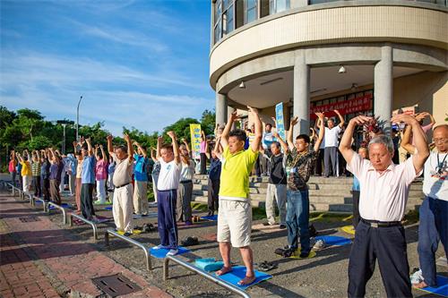 '图1:二零一八年六月九、十日两天,来自南台湾各县市炼功点的义务辅导员,在嘉义市劳工育乐中心一起晨炼弘法。'