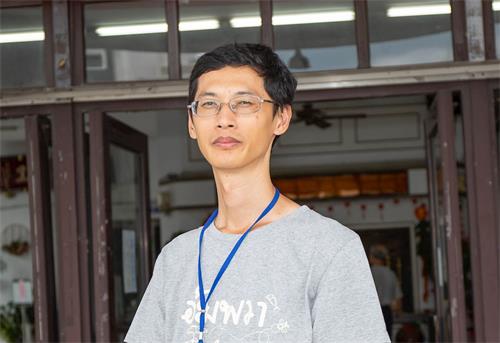 '图4:在学校担任资讯组长的中裕,发现自己学法无法入心,于是就动了想把法背下来的心愿,让脑子装多一些法,发现受益无穷。'