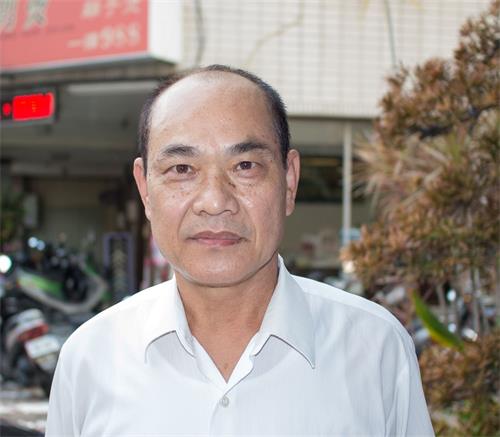 '图5:堪舆师世昱交流他因看到炼法轮功的学员全身散发出金色的光芒而称奇,于是走入大法修炼。'