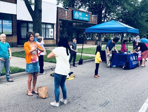 明尼阿波利斯市“开放街道日”活动上,民众当场学炼法轮功