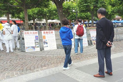 图3:中国游客阅读图文并茂的展板内容