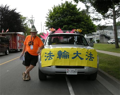 '图7:伯灵顿音乐之声节大游行的负责人比尔·萨姆纳(Bill?Sumner)先生'