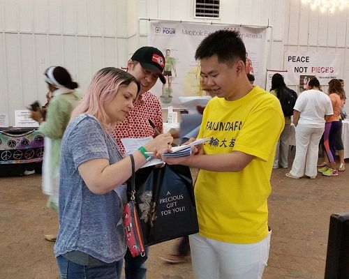 图1~2:达拉斯瑜伽节(Dallas Yoga Fest)在Southfork大农场举行,法轮功学员向人们介绍功法。