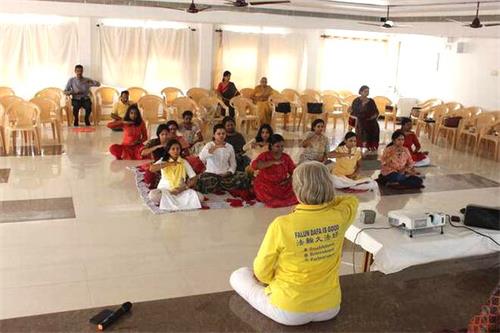 '图:印度民众在法轮大法教功班上学炼第五套功法'