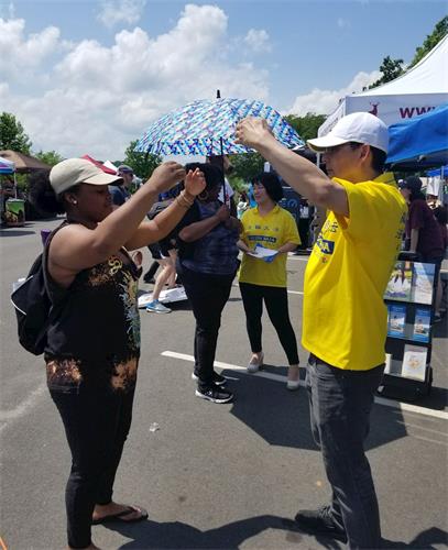 '图2:游客当场学炼法轮功'