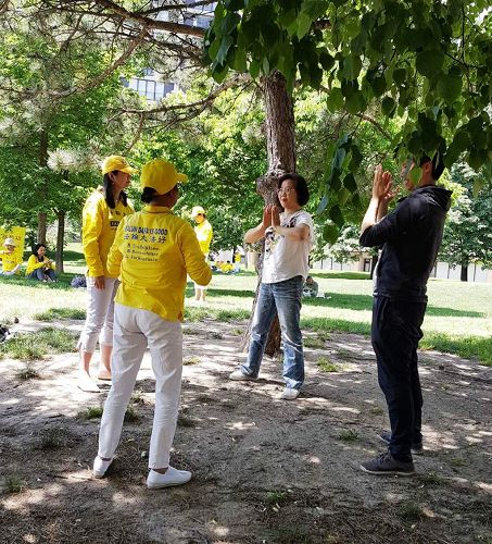 图11:张女士和周先生在一起学炼法轮功功法。