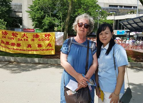 图15:从法国来旅游的杜巴特(Dieubart)女士与法轮功学员合影