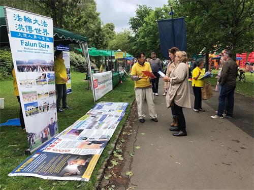 '图1:苏格兰格拉斯哥艺术节上法轮功真相信息展位吸引了很多民众驻足'