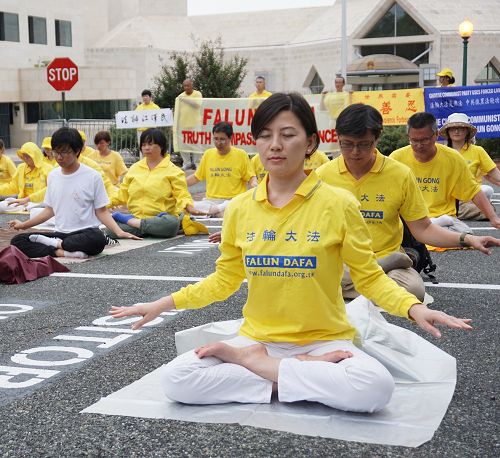“图1~2:部分美中南的法轮功学员们来到中国驻华盛顿大使馆前,以炼功打坐的方式呼吁停止迫害。"
