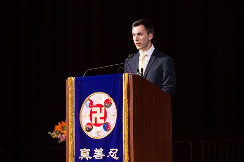 图4~7:多名大法弟子在法会上交流修炼心得体会