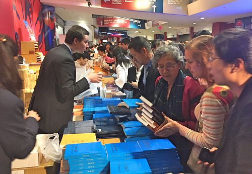 图1~2:二零一八年六月二十一日,大法书籍专卖店——纽约天梯书店特地在会场里设立了摊位。法会中午休息时,纽约天梯书店挤满购买大法书的法会与会者,争相购买大法书。
