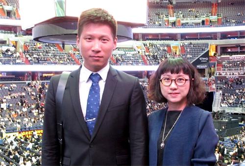 '图3:来自台湾的年轻建筑工程师吴家玮和胡馨云表示每次参加法会给自己注入一股更精進修炼的动力,督促自己实修。'
