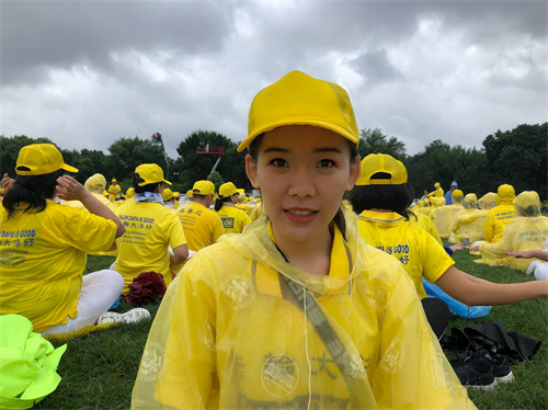 '图9:六月二十二日上午,冯嘉懿在雨天参加在华盛顿纪念碑前炼功排字。'