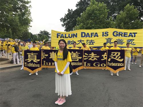 '图10:刚刚得法的孙东醒庆幸自己是法轮功游行队伍中的一员。'