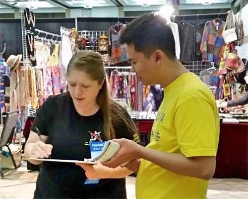 '图2:布兰诺“生活与健康大全”上,人们了解真相后,签名谴责中共迫害法轮功。'