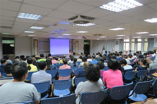 '图1:来自全台各地,利用网络讲真相的部份法轮功学员聚集在中兴大学,交流自身的修炼体会,并分享讲真相的心得。'