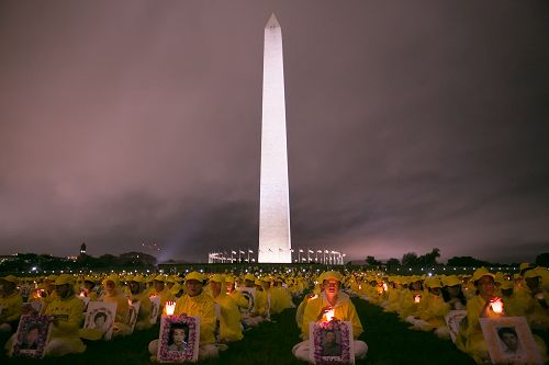数千名法轮功学员于二零一八年六月二十二日傍晚,在美国首都华盛顿DC的华盛顿纪念碑前悼念被中共迫害致死的大陆法轮功学员。