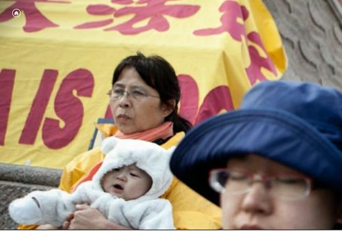 图3: 法轮功学员鲍女士在抗议现场