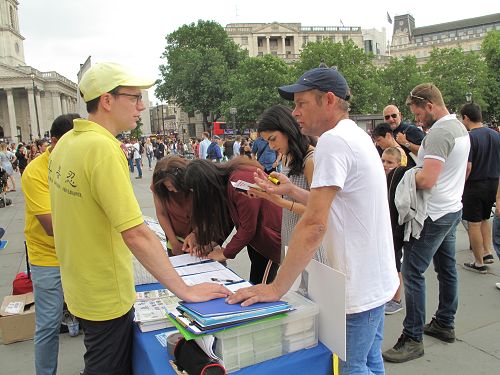 图1~4:二零一八年六月九日,英国法轮功学员在伦敦特拉法加北台阶炼功、讲真相。