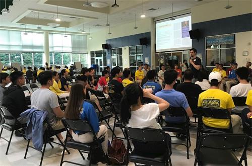 '图:青年法轮功学员分享交流修炼心得'