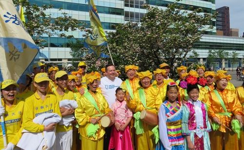 图1:亚伯塔省联合保守党领袖、前国会议员杰森·康尼(Jason Kenney)先生与法轮功学员合影,并高呼“法轮大法好”。