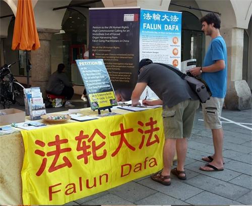 '图2:人们签名支持法轮功学员反迫害'