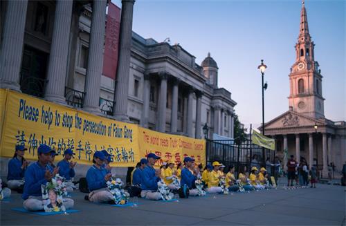 '图9:入夜,法轮功学员点亮烛光悼念被中共迫害致死的同修。'