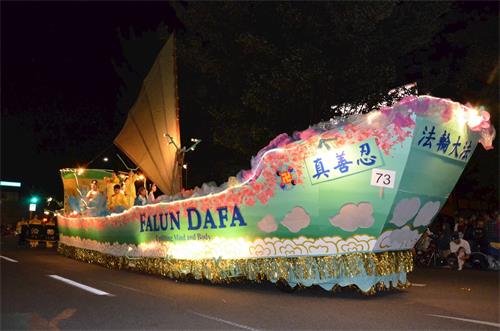 '图1~2:法轮功学员参加俄勒冈州波特兰市举行的第四十二届玫瑰花节星光游行,并获得游行的最高奖项——“最佳照明奖(Sweepstakes-Best Illumination)”。'