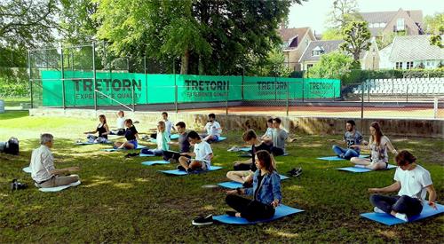 '图1~2:瑞典南部小城巴斯塔德(Båstad)的高中学生们在体育课上学炼法轮功'