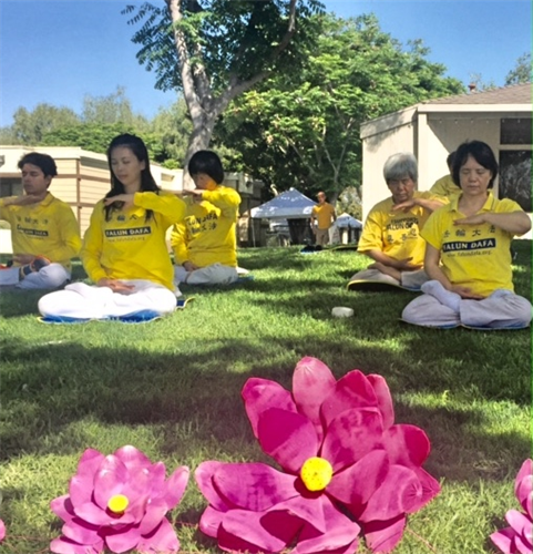 '图1:法轮功学员在尔湾市Irvine Heritage Park演示功法'
