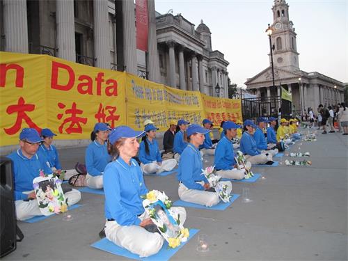 '图1~2:二零一八年六月三日晚,英国法轮功学员在伦敦特拉法加广场北台阶广举行烛光守夜活动'