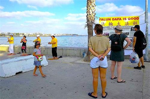 '图1:塞浦路斯法轮功学员在介绍法轮功'