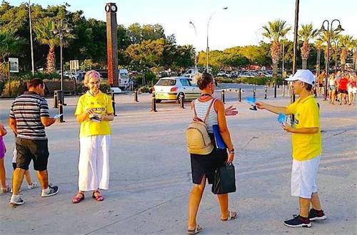 '图2:塞浦路斯法轮功学员在向路人派发传单'