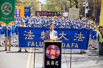 图: 2017年4月25日张鸿玉在纽约法轮功学员集会上讲述母亲修金秋被酷刑迫害致死的经历。