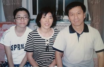 图:张鸿玉(左)与父亲张明(右)、母亲修金秋(中)在一起。