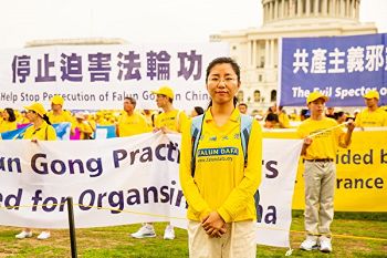 图:张鸿玉2018年6月20日参加华盛顿DC法轮功反迫害集会游行,在美国国会前与7000多名法轮功学员共同呼吁“解体中共 停止迫害”。