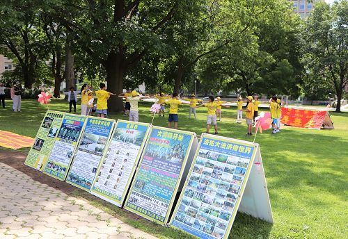 图1-3:七月十一日一早明慧学校中班的法轮大法小弟子们(八岁至十岁)在幽雅的皇后公园里开始炼功