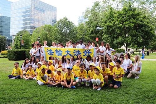 图10:学生们和大法小弟子们一起拉着横幅欢呼:“法轮大法好!真善忍好!”