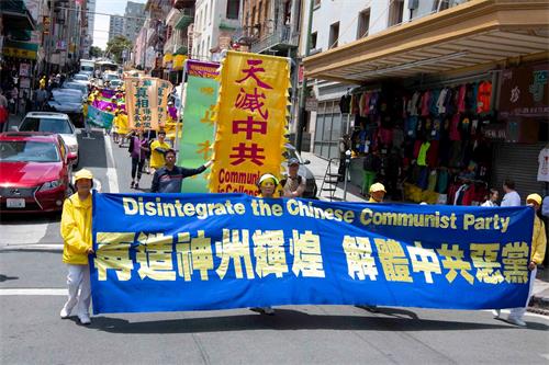 '图10~21:法轮功学员在中国城游行'