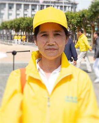 '图22:参加活动的法轮功学员李慧梅希望中国人了解真相'