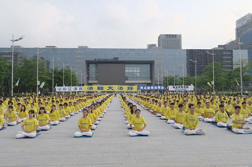 '图1~3:台湾中部部份法轮功学员在台中市市政府大广场上举办集会,纪念“七二零”和平反迫害十九周年,并悼念无以计数被迫害致死的法轮功学员。'
