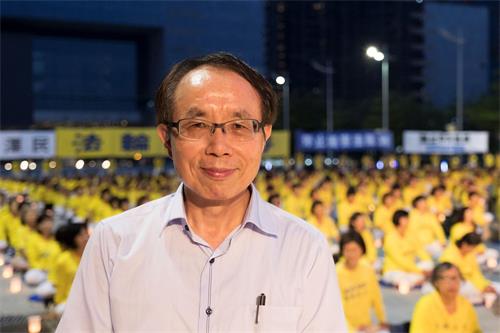 '图5:台湾中社社长、中兴大学资工系教授的廖宜恩专程来到活动现场表达支持,希望中共能垮台,中国人民能获得人权。'