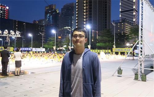'图7:从事科技业的李先生用手机拍下活动照片,传给在大陆的同事看。'