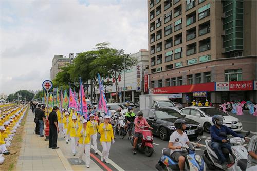 '图3~4:尽管下着倾盆大雨,南台湾六县市一千多位法轮功学员,风雨无阻,透过功法长城、小型巡回游行,展现大法美好。'