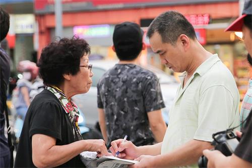 '图7~10:法轮功学员透过真相图片展,民众了解法轮功真相后,不少民众签名制止迫害。'