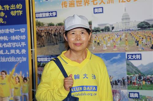 '图13:修炼后身心受益的阿芬,十多年来讲真相不懈,为的是能解体共产党,制止这场惨无人道的迫害。'