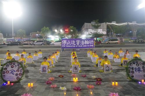 '图1:法轮功学员在花莲火车站广场前举办反迫害十九周年烛光悼念活动。'